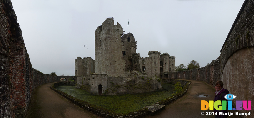 FZ009001-9 Raglan Castle Great Tower